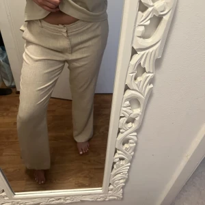 Linnenbyxor  - Linnebyxor köpta på ginatricot. Nypris 499kr. Jag har använt de en gång, kommer ej till användning på mig. Köpta i storlek 40 så lite lågmidjade. 