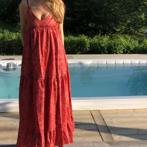 Bohemisk klänning  - Säljer denna snygga klänning i storlek S men passar från Xs-M då den har resår under bysten och man kan justera banden. Säljer för 280kr + frakt (66kr). Jag är ca 163 cm💓