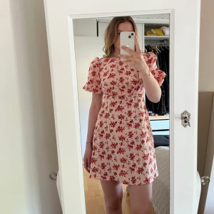 Rosa blommig klänning - Rosa blommig klänning med puffärmar, köpt från Asos av märket missguided, storlek S/ 36. Färgen är som på andra bilden. Superfin och aldrig använd. 😇