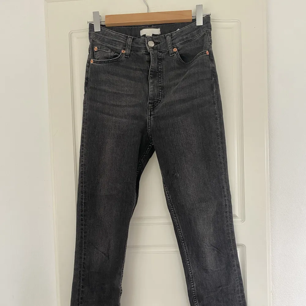 Gråa jeans från Hm. Köparen står för frakten!. Farkut & Housut.