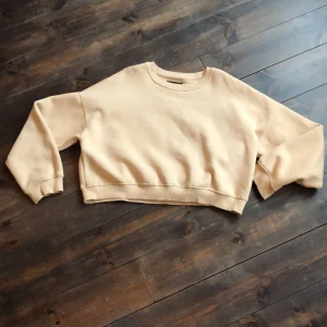 Fin tröja  - Fin tröja från lager 157💕är en tjocktröja med lite piffig ärm💕 har inte använt så mycket💕