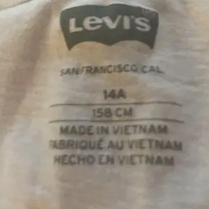 en vit T shirt från Levis med ett rör Levis  märke helt oanvänd 