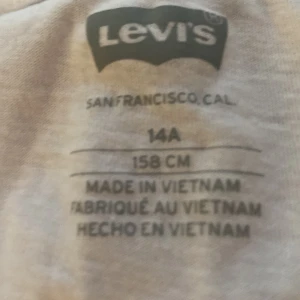 Levis T shirt  - en vit T shirt från Levis med ett rör Levis  märke helt oanvänd 