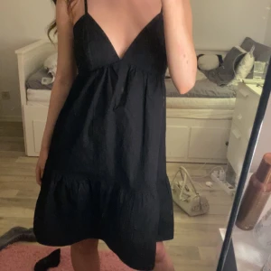 INTRESSEKOLL klänning - Populär klänning fr Bikbok. Säljer endast på bra pris. Storlek S med band i ryggen som man kan anpassa efter hur tajt man vill ha den upptill. Använd 3 gånger utan slitage🖤