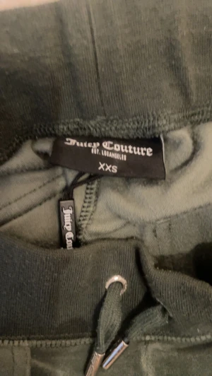 juicy couture - Jag väljer att sälja dessa juicy byxor för att dem inte andvänds mer. Jag är 167 och dem är lite korta på mig.Har max andvänd de 10 gånger. Byxorna är i storlek Xxs. Jag står för frakten och möts upp i göteborg.