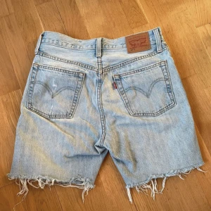 Levis shorts - Intressekoll!! Avklippta Levis byxor köpt second hand super fina 