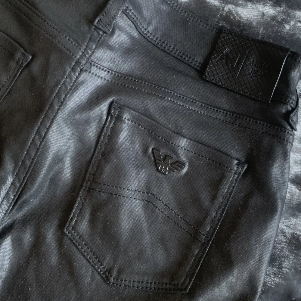 Svarta byxor i storlek 28 av märket Armani. Nyskick! Material: 69% MODAL 40% POLYESTER  1% ELASTAN . Jeans & Byxor.
