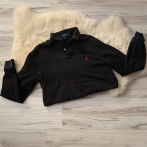 Pikétröja  - Väldigt fin och populär polotröja som jag vill sälja, väldigt bra skick.