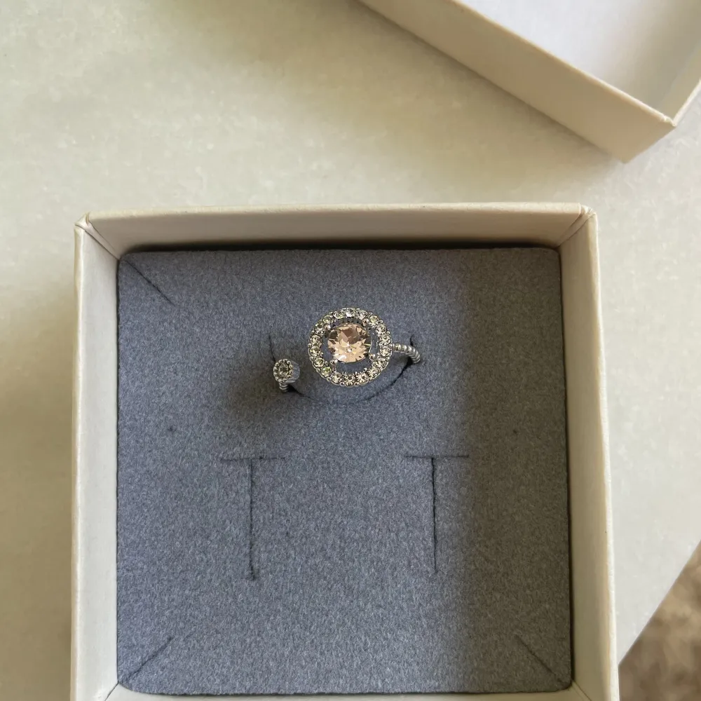 En silvrig ring från Lily and Rose. Säljer på grund av att jag inte använder silversmycken utan endast guldiga. Accessoarer.