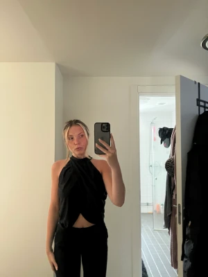 Topp från shein - En svart topp från shein endast testad, står ingen storlek men skulle säga att den passar s-m kanske större och mindre också