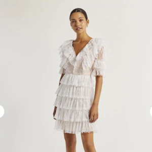 Klänning  - Säljer min älskade studentklänning från bymalina, endast använd 1 gång på min student. Jättebra skick och boxen kvar, skriv privat för frågor❤️nypris 2499kr