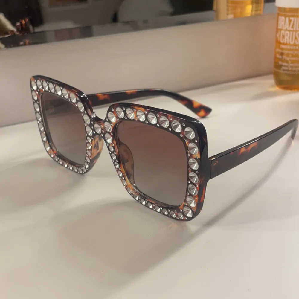 Gucci inspirerande solglasögon med ”rhinestone” ditaljer. Köptes i en burik på Mallorca för ett tag sedan och har aldrig använts 💕 Nypris: 400kr. Accessoarer.