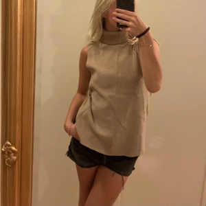 Topp - As snygg topp ifrån Zara i nyskick knappats använd!💕