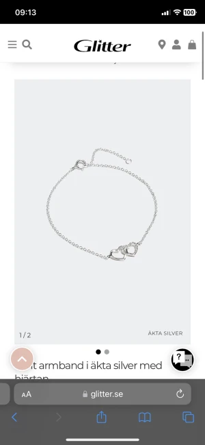 Silver armband - Silvrigt armband med två hjärtan. Säljer pga att det var en julklapp ifrån mitt ex så kommer inte till användning! Skick: väldigt bra förutom att den har en liten knut i slutet av kedjan.