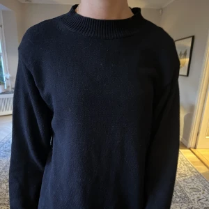 Mörkblå stickad tröja - Så snygg tröja! Använd fåtal gånger🙌🏼