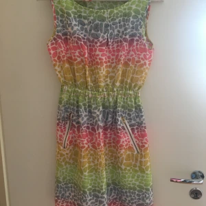 Klänning  - En färgglad klänning somrig