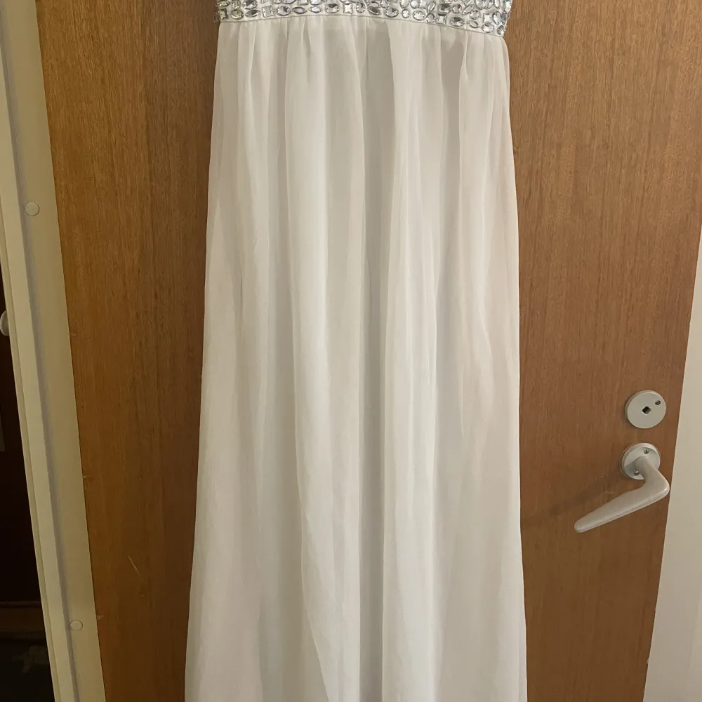Fin vit klänning i storlek xs. Säljer pågrund av att den är för liten på mig, annars hade jag använt den på balen eller något.. Klänningar.