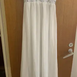 Fin vit klänning i storlek xs. Säljer pågrund av att den är för liten på mig, annars hade jag använt den på balen eller något.