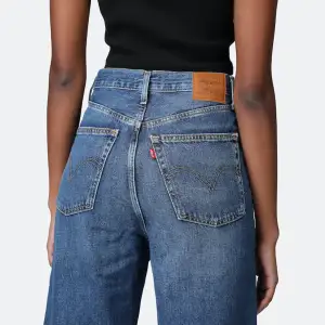 Säljer mina helt nya Levis jeans i modellen High Loose i storlek 25/31 (motsvarande XS eller S). Helt oanvända och prislappkvar då dem var för små för mig. Hör av er om ni undrar något mer💙