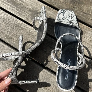 Klackar ms.selfridge - Klackar i strl 39 från Ms.selfridge som endast är provade! Använd gärna köp nu🤍bandet längst bak går bakom hälen, SUPER bekväma🤝