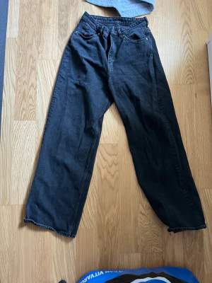 Svarta monki jeans. Storlek 28 Använt fåtal gånger. Mycket välvårdade. 
