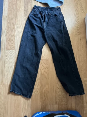 Monki jeans svarta  - Svarta monki jeans. Storlek 28 Använt fåtal gånger. Mycket välvårdade. 