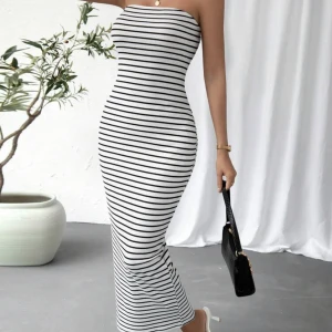 Randig tub klänning  - Svart vit randig tub klänning från shein, i nyskick storlek M