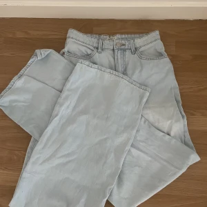 Ljusblåa vida jeans - Säljer mina ljusblåa vida jeans från Lindex då dom har blivit för små💫