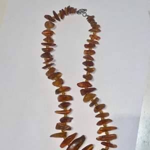 Fin, handgjord och unik halsband av naturliga bärnstenar (amber). Aldrig använt halsbandet dock, längd 48 cm. Inga repor eller sprickor.