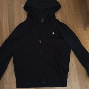 Ralph lauren zip - En fin Ralph lauren kofta som har använts sparsamt. Inga fel på tröjan . Köpt på Zalando för 1900kr