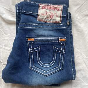 Ett par riktigt feta true religion jeans med schysst wash och snyggt broderade fickor. De är storlek 28 och har nice passform. Skicket är väldigt fint, de har inga defekter. Priset är inte ristat i sten. 