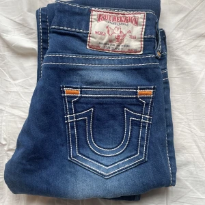 True Religion jeans - Ett par riktigt feta true religion jeans med schysst wash och snyggt broderade fickor. De är storlek 28 och har nice passform. Skicket är väldigt fint, de har inga defekter. Priset är inte ristat i sten. 
