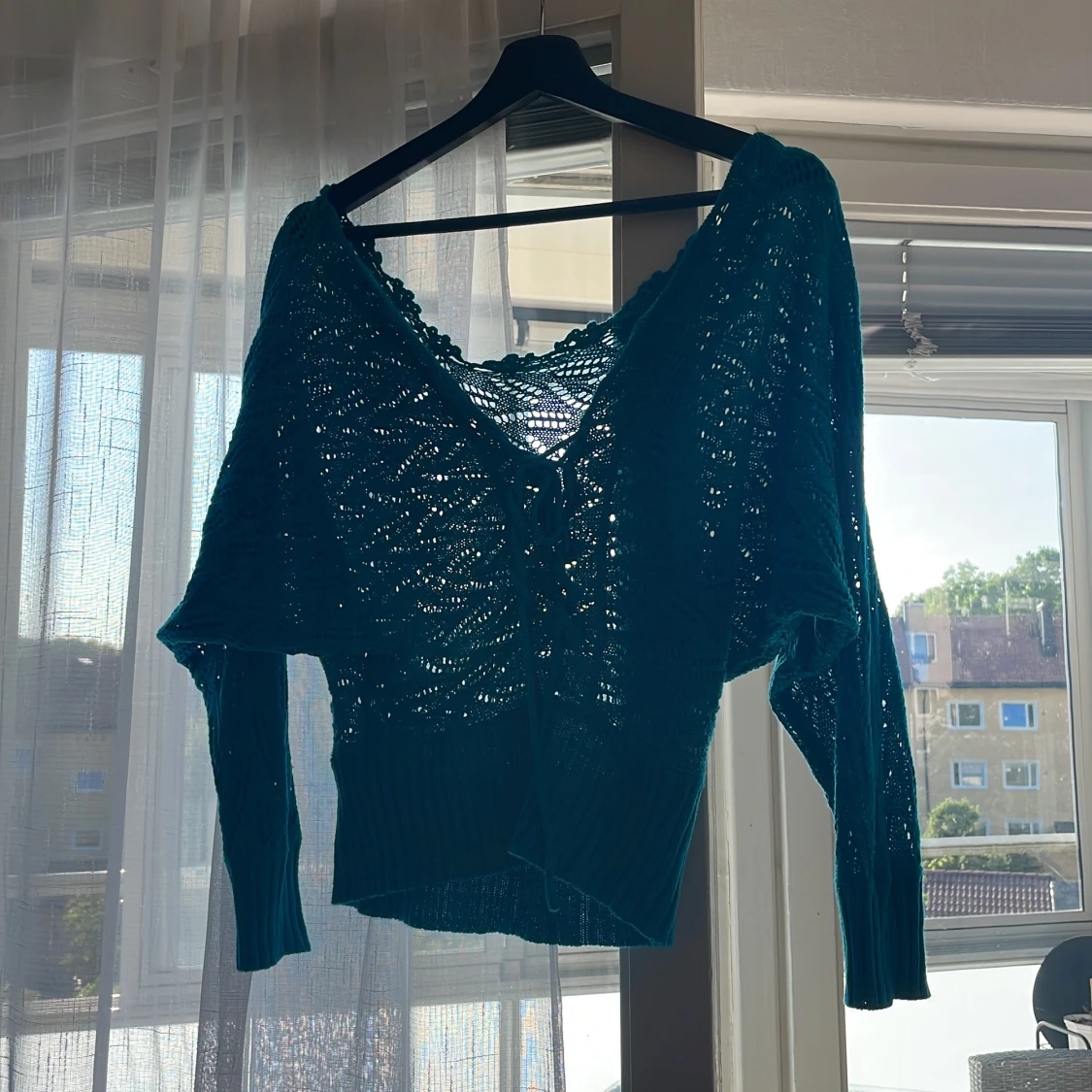 Stickad tröja med snörning