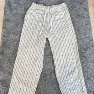 Linnebyxor  - Säljer dessa randiga linnebyxor då de inte kommer till användning längre. Sparsamt använda så de är i bra skick! Köparen står för frakten.