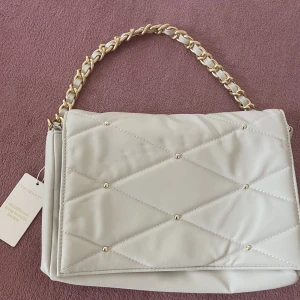 Väska  - En jättefin oanvänd väska med prislappen på, skriv gärna om du har frågor eller vill diskutera priset 🤝🏻🙂