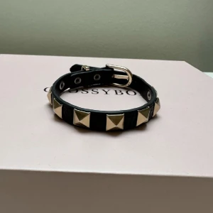Armband liknande valentino - Säljer detta armbandet i liknande stil som valentino❤️ aldrig använt 