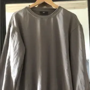 Snygg grå HM sweatshirt. Säljes pga att den inte kommer till användning längre, men är fortfarande i fint skick. Hör gärna av dig vid intresse!!😁
