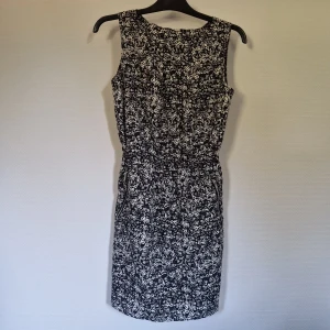 Sommarklänning - Når till mitten av låren. Aldrig använd.