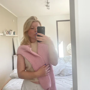 Rosa stickad tröja - Köpt för ett antal år sedan. Superfint skick och använd ca 2 gånger