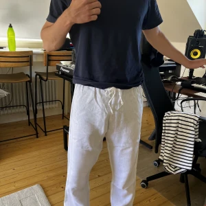 Linnebyxor unisex st S - Ett par jättefina linnebyxor från Lin living. Storlek S unisex. Säljer då brorsan inte använder dem och de är för långa på mig. Nypris ca 950kr medan jag säljer för 400kr. Dm för fler bilder.💞💞