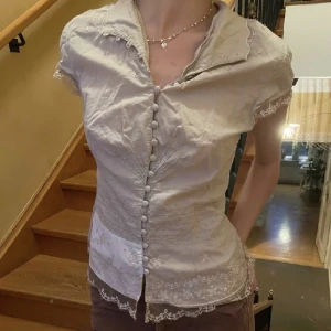 Blus - Supersöt blus som passar perfekt till sommaren!💕 Som ny!