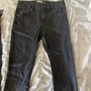 Säljer ett par svarta ”tajt” jeans. De är i barnstorlek 150 och är för små för mig. För fler frågor är det bara att skriva :)