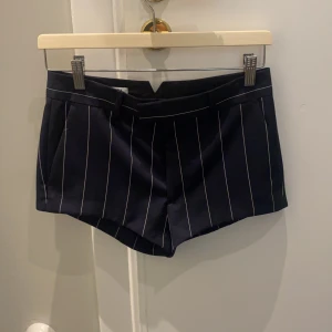 Kostymshorts från Filippa k  - Otroligt snygga kostymshorts från Filippa K. Aldrig använda.