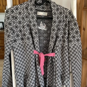 Kofta Odd Molly - Kofta från Odd Molly i storlek 0 (XS)  Sparsamt använd 