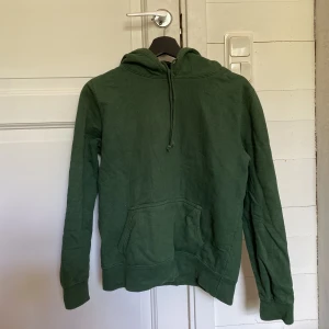 Grön hoodie - Köpt på ASOS, använd men i gott skick. Sitter lite tajt på mig som är S/M. 