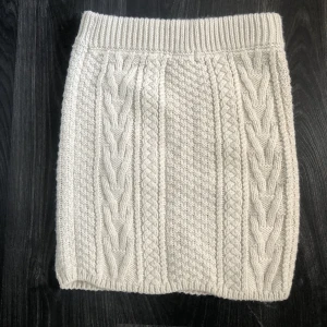 Stickad kjol - Säljer nu en väldigt fin kjol i ett lite  varmare matrial, men kan vara skön att ha en fin sommar kväll den är i storlek xs. Helt oanvänd nypris 400kr