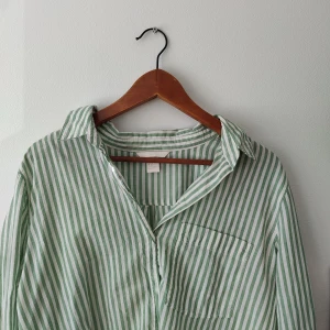 Sommar skjorta 🌼 - Jättefin och tunn skjorta att ha över sig på sommaren. Funkar också knäppt och är inte för genomskinlig. 🌼 