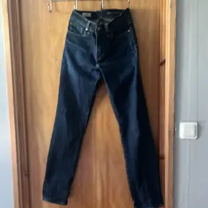 Ett par år gamla jeans, de är straight fit.