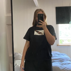 Svart T-shirt print - Sparsamt använd. Köpt på Carlings