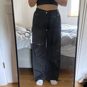 Cargo pants  - Storlek L men sitter bra på mig som är närmare M, resår bak. Sparsamt använda. Jag troor de är från pretty little thing men hittar ingen lapp. Skicka PM för fler bilder på alla detaljer.